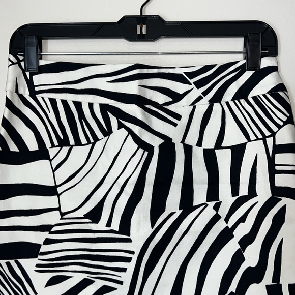 KENNETH COLE REACTION - SIZE 2 BLACK & WHITE LINED MINI SKIRT EUC - Picture 2 of 12